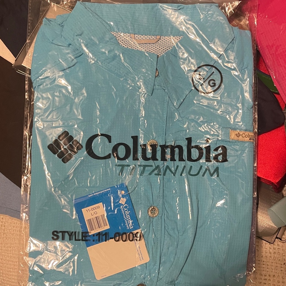 Columbia button down short sleeve top Omni shade vents in back